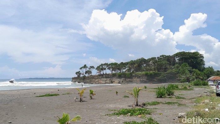 Pantai Batuhiu Pangandaran