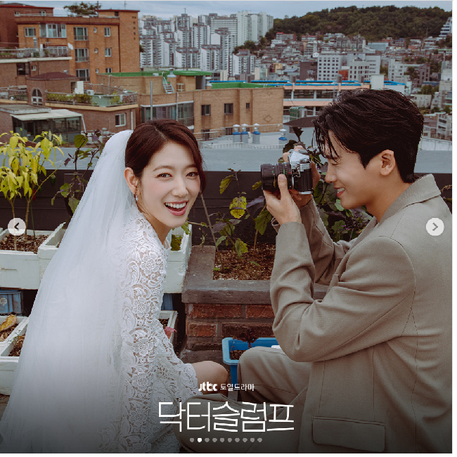 Park Shin Hye dan Park Hyung Sik reuni di drama Korea Doctor Slump. Keduanya jadi pasangan yang sama-sama berprofesi sebagai dokter, namun mengalami depresi. Foto: Dok. JTBC Drama