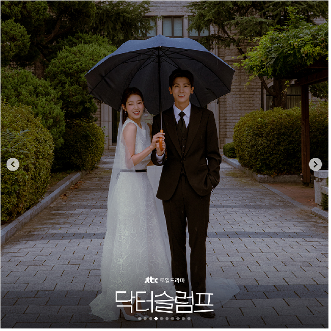 Inilah momen Park Shin Hye memakai gaun pegantin putih saat melakukan adegan foto pernikahan dengan Park Hyung Sik. Foto: Dok. JTBC Drama