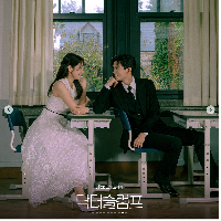 Pada kehidupan nyata Park Shin Hye sudah menikah dengan aktor Choi Tae-Joon. Sedangkan Park Hyung Sik hingga kini belum menikah. Sederet wanita cantik yang digosipkan jadi pacar Hyung Sik namun tak terkonfirmasi di antaranya Park Bo Young, Giselle aespa dan model Ju Hee Jung. Foto: Dok. JTBC Drama