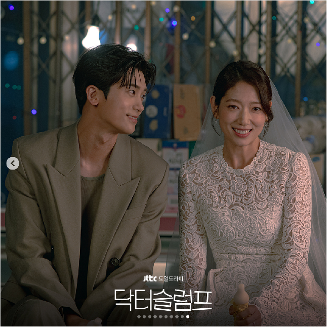 Dalam drama Korea Doctor Slump, Park Shin Hye berperan sebagai dokter anestesi bernama Nam Ha-Neul. Sedangkan Park Shin Hye memerankan dokter bedah plastik, Yeo Jeong-Woo. Foto: Dok. JTBC Drama