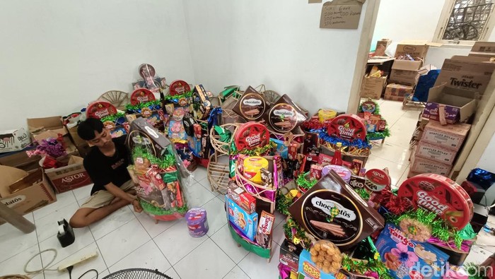 Pekerja merangkai parsel yang akan dijual untuk Lebaran di Purwokerto, Kabupaten Banyumas, Senin (18/3/2024).