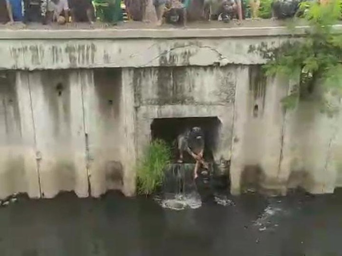 pelaku curanmor di Surabaya terjun ke sungai