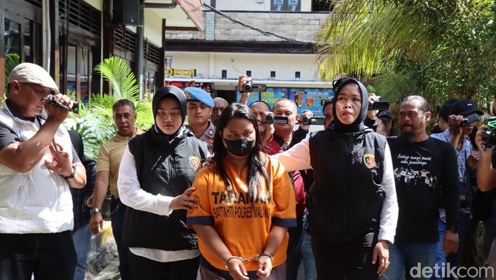 Pelaku yang mengemas ulang beras Bulog menjadi beras premium di Malang