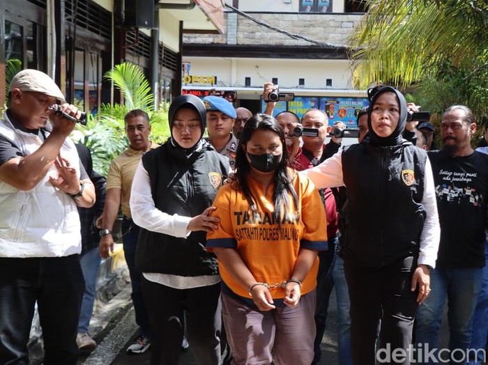 Pelaku yang mengemas ulang beras Bulog menjadi beras premium di Malang
