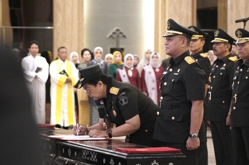 Pelantikan dan pengambilan sumpah jabatan Kanwil Kemenkumham Bali, Romi Yudianto, yang digantikan oleh Pramella Yunidar Pasaribu, Senin (18/3/2024). (Istimewa)