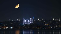Masjid Sultan Ahmed atau yang lebih dikenal dengan Masjid Biru adalah sebuah masjid bersejarah peninggalan Kesultanan Utsmaniyah yang berada di distrik Fatih, Provinsi Istanbul, Turki.  