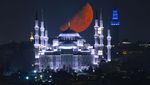 Pemandangan Menakjubkan Bulan Sabit di Atas Masjid Biru Turki
