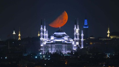 Pemandangan Menakjubkan Bulan Sabit di Atas Masjid Biru Turki