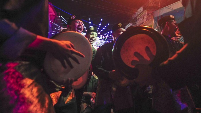 Pembukaan Festival Arakan Sahur di Jambi Sejumlah peserta memukul bedug saat melintasi jalan kawasan Tugu Kemerdekaan Kuala Tungkal pada Festival Arakan Sahur 2024 di Tanjung Jabung Barat, Jambi, Senin (18/3/2024) dini hari. Festival yang merupakan tradisi membangunkan warga untuk melaksanakan sahur di bulan Ramadhan dan kemudian masuk dalam Karisma Event Nusantara 2024 Kemenparekraf tersebut dipadati warga yang antusias menyaksikan atraksi pemukulan bedug dan musik serta tarian. ANTARA FOTO/Wahdi Septiawan/YU