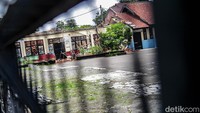 Tampak bangunan itu sudah tidak memiliki atap.  