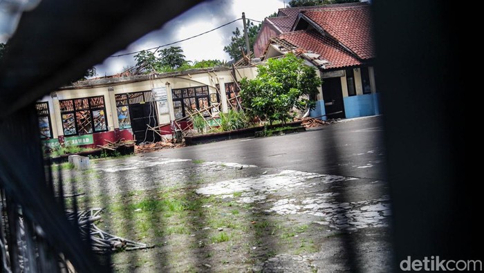 Penampakan Atap Ambruk di SDN Kedaung Depok Atap ruang kelas di SDN Kedaung, Sawangan, Depok, tiba-tiba ambruk. Kondisi itu membuat bagian genteng sekolah rusak parah.