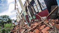 Genteng sudah hancur berserakan di permukaan lantai. Kayu-kayu penopang genteng juga patah imbas ambruk tersebut.  