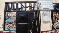 Kabel dari bangunan kelas ini menjuntai ke bawah.  