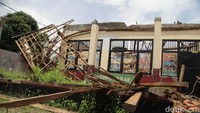 Pantauan di SDN Kedaung, Komplek Bappenas, Jalan Pertiwi, Sawangan, Depok, Senin (18/3/2024), gedung yang ambruk berada di bangunan sisi barat.