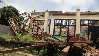 Penampakan Atap Ambruk di SDN Kedaung Depok
