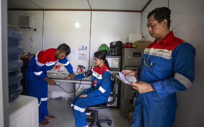 Petugas melakukan pemeriksaan kesehatan bagi operator produksi di area kerja Stasiun Pengumpul Akasia Bagus (SP ABG) Pertamina EP Jatibarang Field di Indramayu, Jawa Barat.