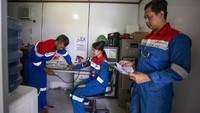 Sebelum memulai pekerjaan ditengah hangatnya matahari, beberapa pekerja sudah mulai antre di pintu masuk untuk melakukan ‘medical check up’ sebelum memulai bekerja di Stasiun Pengumpul Akasia Bagus (SP ABG) Pertamina EP Jatibarang Field.