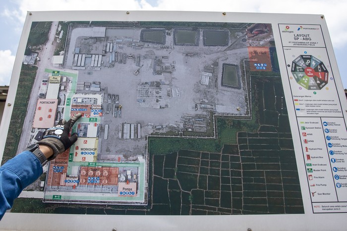 Operator produksi menunjukkan denah lokasi yang harus menggunakan Alat Pelindung Diri (APD) sebelum masuk ke dalam area kerja Stasiun Pengumpul Akasia Bagus (SP ABG) Pertamina EP Jatibarang Field di Indramayu, Jawa Barat.