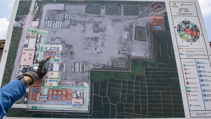 Operator produksi menunjukkan denah lokasi yang harus menggunakan Alat Pelindung Diri (APD) sebelum masuk ke dalam area kerja Stasiun Pengumpul Akasia Bagus (SP ABG) Pertamina EP Jatibarang Field di Indramayu, Jawa Barat.