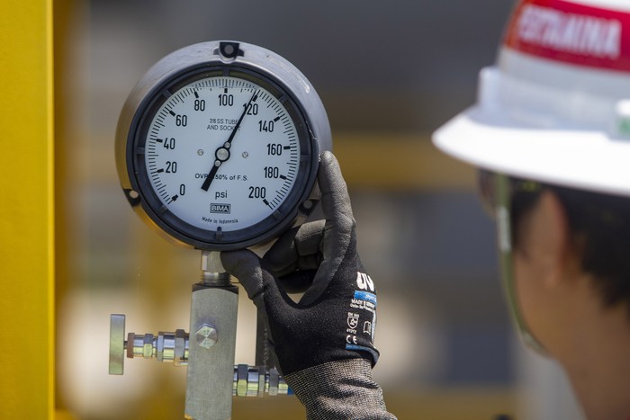 Operator memeriksa “foam chamber meter” pada “fire protection system” di Stasiun Pengumpul Akasia Bagus (SP ABG) Pertamina EP Jatibarang Field di Indramayu, Jawa Barat.