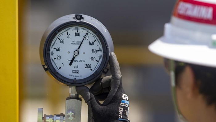 Operator memeriksa “foam chamber meter” pada “fire protection system” di Stasiun Pengumpul Akasia Bagus (SP ABG) Pertamina EP Jatibarang Field di Indramayu, Jawa Barat.