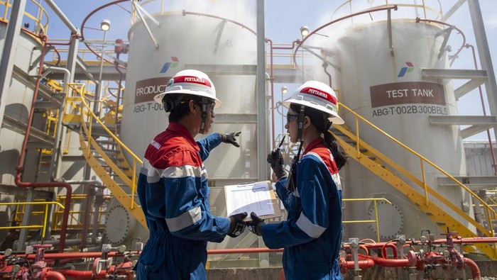 Operator berdiskusi saat melakukan pengawasan “fire protection system” di area tangki Stasiun Pengumpul Akasia Bagus (SP ABG) Pertamina EP Jatibarang Field di Indramayu, Jawa Barat.