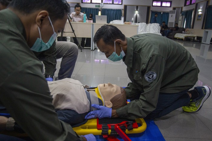 Sejumlah peserta melakukan simulasi pertolongan pertama terhadap korban kecelakaan saat mengikuti Basic Life Support Competition bulan K3 di kantor Pertamina EP Zona 7 Klayan, Cirebon, Jawa Barat.