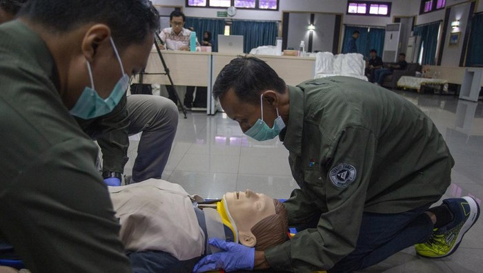 Sejumlah peserta melakukan simulasi pertolongan pertama terhadap korban kecelakaan saat mengikuti Basic Life Support Competition bulan K3 di kantor Pertamina EP Zona 7 Klayan, Cirebon, Jawa Barat.