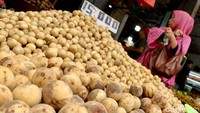 Menurut pedagang, sejak hari pertama Ramadan, penjualan buah mengalami peningkatan.