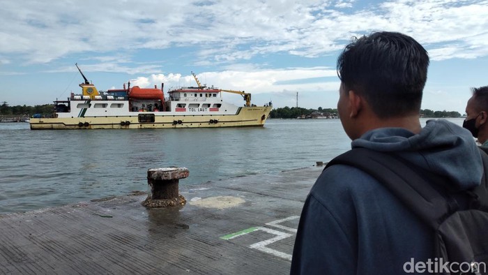 Penumpang ke Masalembu kembali ke Pelabuhan Kalianget Sumenep usai kapal dihantam ombak besar