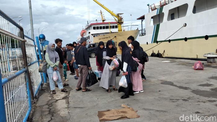 Penumpang ke Masalembu kembali ke Pelabuhan Kalianget Sumenep usai kapal dihantam ombak besar