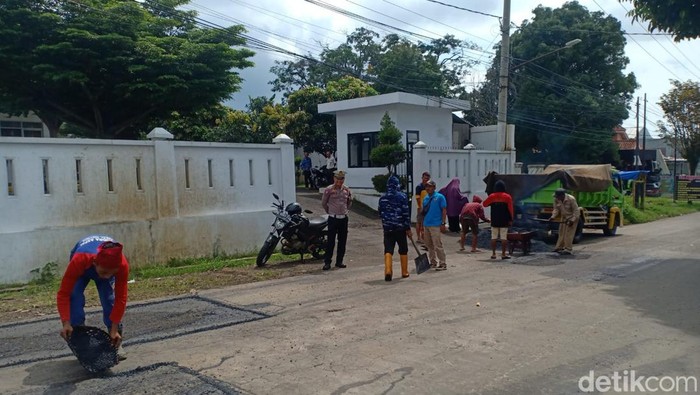 Perbaikan jalan Moh Toha Kuningan jelang musim mudik,  Senin (18/3)