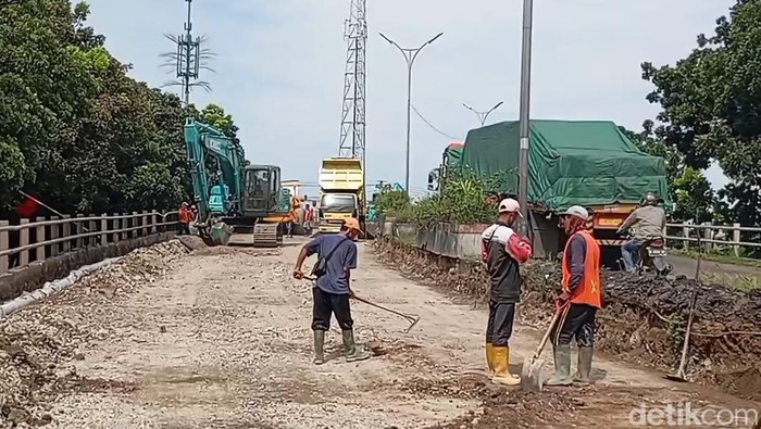 Proses perbaikan Jalan Lingkar Utara (Jalingkut) Tegal-Brebes, Senin (18/3/2024).
