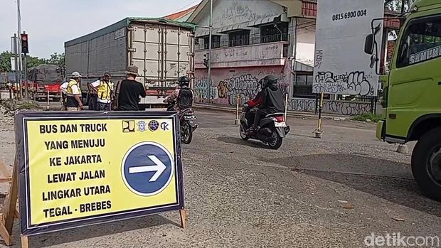 Proses perbaikan Jalan Lingkar Utara (Jalingkut) Tegal-Brebes, Senin (18/3/2024).