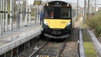 Kereta uji coba bertenaga baterai pengisian cepat didorong ke titik pengisiannya di stasiun kereta West Ealing di London. 