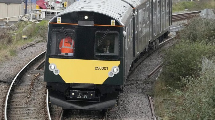 Perusahaan Inggris Mulai Uji Coba Kereta Tenaga Baterai, Begini Wujudnya A fast charge battery powered trial train is driven into West Ealing train station in London, Friday, March 15, 2024. The battery powered train trial is at the forefront of the Great Western Railway's commitment to phase out diesel-only traction by 2040. The trial could pave the way to operate on lines across the UK and help meet the Government and wider rail industry's target to reach net-zero carbon emissions by 2050. (AP Photo/Frank Augstein)