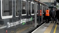 Orang-orang menaiki kereta uji coba bertenaga baterai isi ulang cepat di stasiun kereta West Ealing di London, Jumat, 15 Maret 2024.