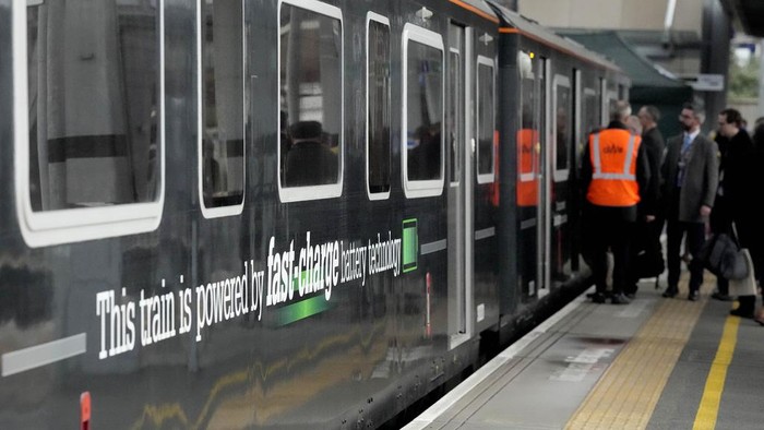 Perusahaan Inggris Mulai Uji Coba Kereta Tenaga Baterai, Begini Wujudnya A fast charge battery powered trial train is driven into West Ealing train station in London, Friday, March 15, 2024. The battery powered train trial is at the forefront of the Great Western Railway's commitment to phase out diesel-only traction by 2040. The trial could pave the way to operate on lines across the UK and help meet the Government and wider rail industry's target to reach net-zero carbon emissions by 2050. (AP Photo/Frank Augstein)