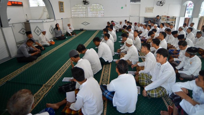 Sejumlah warga binaaan pemasyarakatan mengikuti tausiyah saat pesantren kilat di Masjid Takwa, komplek Lapas Kelas II A Muaro Padang, Sumatera Barat, Senin (18/3/2024). Pada kegiatan yang dilaksanakan selama bulan Ramadhan 1445 H tersebut warga binaan diajarkan tentang akidah-akhlak, tarikh Islam, ibadah, tahsin dan tahfiz Qur'an. ANTARA FOTO/Iggoy el Fitra/YU