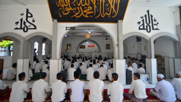 Sejumlah warga binaaan pemasyarakatan mengikuti tausiyah saat pesantren kilat di Masjid Takwa, komplek Lapas Kelas II A Muaro Padang, Sumatera Barat, Senin (18/3/2024). Pada kegiatan yang dilaksanakan selama bulan Ramadhan 1445 H tersebut warga binaan diajarkan tentang akidah-akhlak, tarikh Islam, ibadah, tahsin dan tahfiz Qur'an. ANTARA FOTO/Iggoy el Fitra/YU
