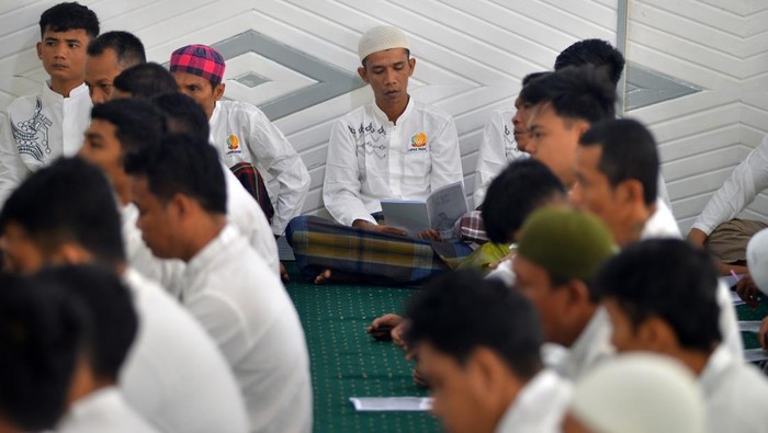 Sejumlah warga binaaan pemasyarakatan mengikuti tausiyah saat pesantren kilat di Masjid Takwa, komplek Lapas Kelas II A Muaro Padang, Sumatera Barat, Senin (18/3/2024). Pada kegiatan yang dilaksanakan selama bulan Ramadhan 1445 H tersebut warga binaan diajarkan tentang akidah-akhlak, tarikh Islam, ibadah, tahsin dan tahfiz Qur'an. ANTARA FOTO/Iggoy el Fitra/YU