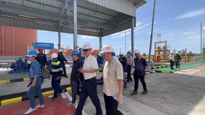 Pihak investor asal China saat meninjau lokasi KEK Sorong.