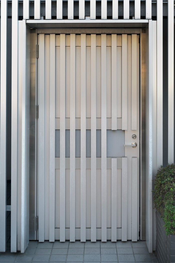 Pintu besi minimalis.