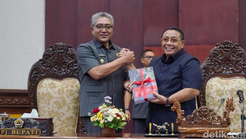 Pj Bupati Gianyar Dewa Tagel Wirasa dalam rapat paripurna DPRD Kabupaten Gianyar, Senin (18/3/2024).