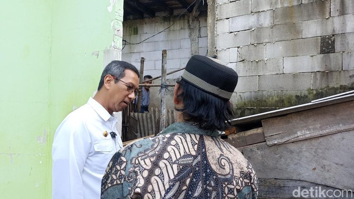 Pj Gubernur DKI Jakarta Heru Budi Hartono mengecek jaringan perpipaan PAM Jaya yang terpasang di Kamal Muara, Penjaringan, Jakut (Tiara Aliya/detikcom)