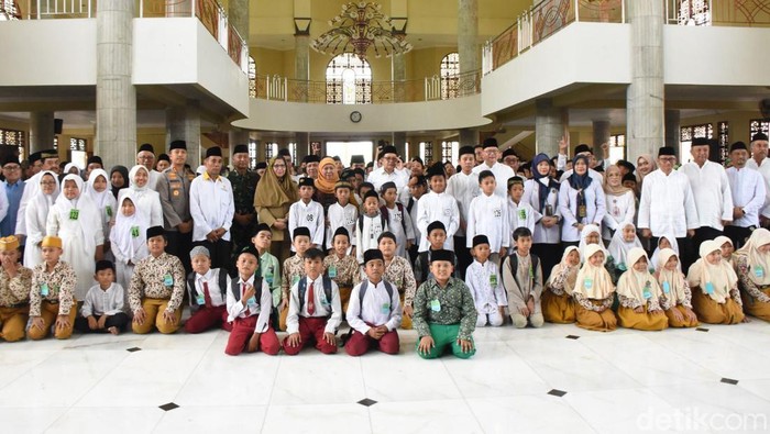 Pj Gubernur Jatim Serahkan Santunan 800 Anak Yatim-Dhuafa Dan Menggelar Pasar Murah