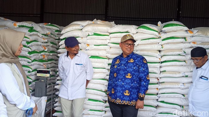 Pj Wali Kota Palopo Asrul Sani saat kunjungi gudang Bulog Palopo.