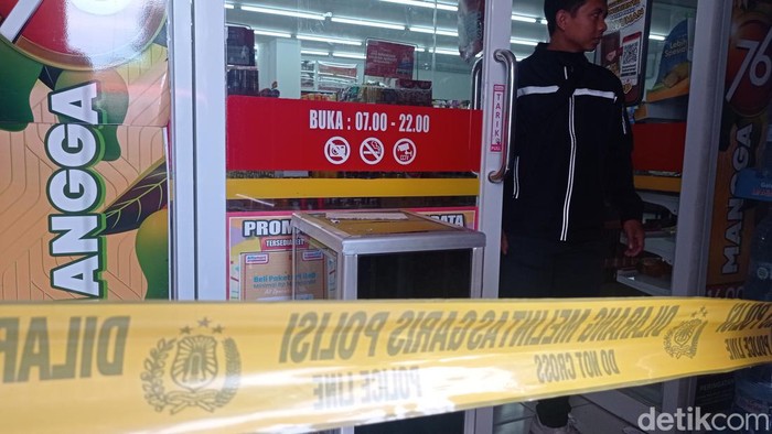 Polisi melakukan olah TKP minimarket yang disatroni perampok di Tasikmalaya, Senin (18/3/2024).