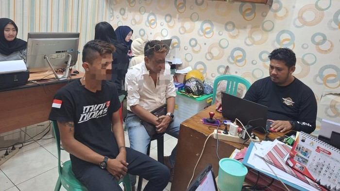 Polisi menginterogasi muncikari prostitusi online lewat aplikasi MiChat di Mapolresta Banyumas.